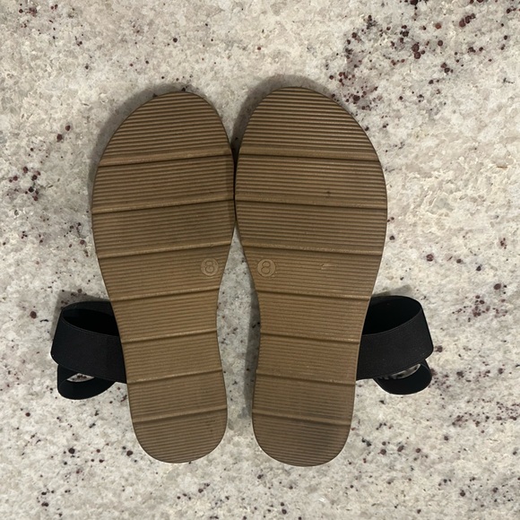 EUC Kelly & Katie Women’s Aria Flat Strappy Sandals Black and Tan Size 8 - Picture 6 of 6